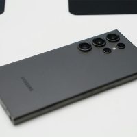 تعرف على Galaxy S24 Ultra - في عالم التكنولوجيا المتسارع، تعتبر سامسونغ من الشركات الرائدة في صناعة الهواتف الذكية، وتستمر في تقديم إصدارات جديدة تجمع بين الابتكار والتقنية الحديثة. أحدث إضافة إلى سلسلة هواتفها الرائدة هي سامسونغ Galaxy S24، التي تسعى إلى تقديم تجربة مستخدم استثنائية. في هذا المقال، سنلقي نظرة مفصلة على جميع الجوانب التي تجعل Galaxy S24 من الخيارات المميزة في سوق الهواتف الذكية.