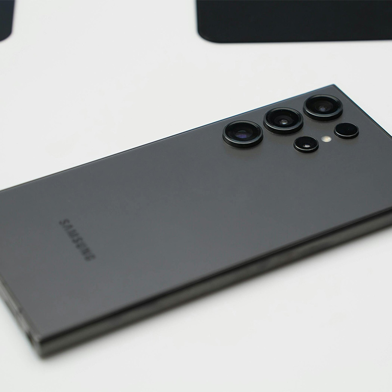 تعرف على Galaxy S24 Ultra - في عالم التكنولوجيا المتسارع، تعتبر سامسونغ من الشركات الرائدة في صناعة الهواتف الذكية، وتستمر في تقديم إصدارات جديدة تجمع بين الابتكار والتقنية الحديثة. أحدث إضافة إلى سلسلة هواتفها الرائدة هي سامسونغ Galaxy S24، التي تسعى إلى تقديم تجربة مستخدم استثنائية. في هذا المقال، سنلقي نظرة مفصلة على جميع الجوانب التي تجعل Galaxy S24 من الخيارات المميزة في سوق الهواتف الذكية.