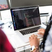 الأدوات الأساسية للبرمجة وتطوير التطبيقات- في عالم البرمجة والتطوير البرمجي، تعتبر الأدوات والوسائل التي تستخدمها جزءاً أساسياً