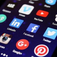 أهم القواعد للنجاح في صناعة المحتوى- تعد صناعة المحتوى من المهارات الحيوية في العصر الرقمي الحالي، حيث تعتبر محركًا رئيسيًا لنجاح الشركات والمؤسسات وحتى الأفراد في بناء تواجد قوي عبر الإنترنت. سواء كنت كاتبًا، مدونًا، أو مسؤولًا عن إدارة وسائل التواصل الاجتماعي، فإن فهم أهم القواعد والأسس لصناعة محتوى فعال هو المفتاح لتحقيق النجاح. في هذا المقال، سنتناول أهم القواعد التي يجب أن تتبعها للنجاح في صناعة المحتوى بشكل شامل.