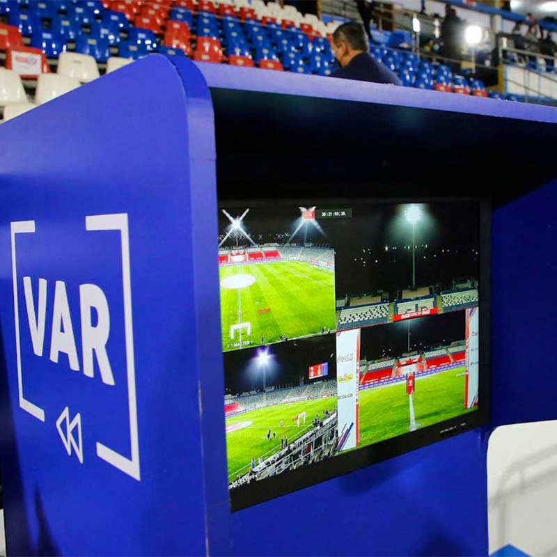 الذكاء الاصطناعي في كأس العالم لكرة القدم 2026- مع اقتراب كاس 2026، الذي سيقام في الولايات المتحدة وكندا والمكسيك، يتوقع أن يشهد هذا الحدث الرياضي الأضخم في العالم استخدامًا موسعًا للتكنولوجيا في جميع جوانب البطولة. من تحسين تجربة المشجعين إلى تقديم أداء استثنائي للاعبين، ستساهم التكنولوجيا في إعادة تعريف الطريقة التي نتابع بها البطولة ونشاهدها، بل وكيف يتفاعل اللاعبون مع اللعبة نفسها.